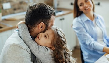 Haus-Familie-Wohnen-Serie-32-02 Vater umarmt Tochter